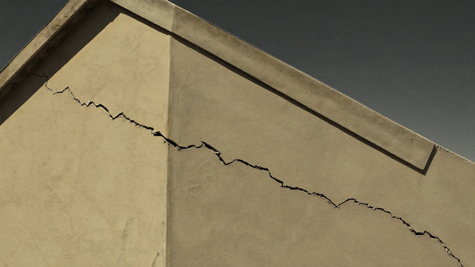 Fissure sur un mur de maison à Bourges due au retrait-gonflement des argiles