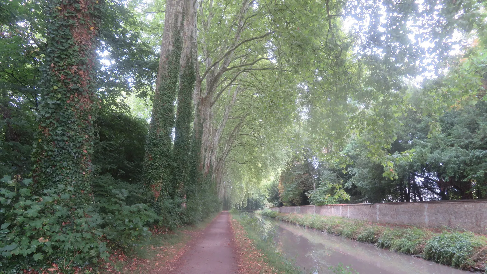 Le canal de Berry, quai du Prado, à Bourges