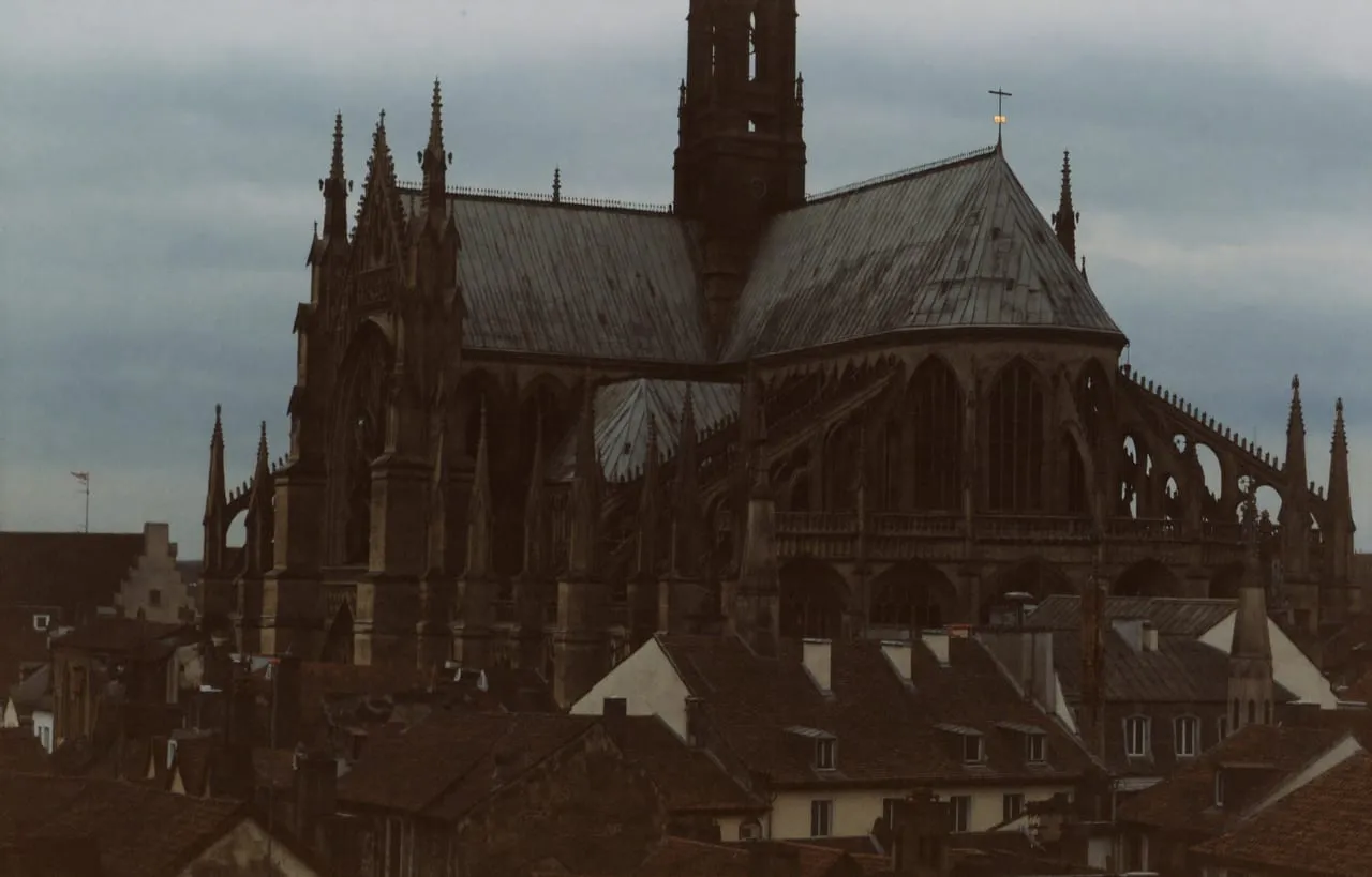 La cathédrale Saint-Étienne de Bourges au-dessus des toits du centre